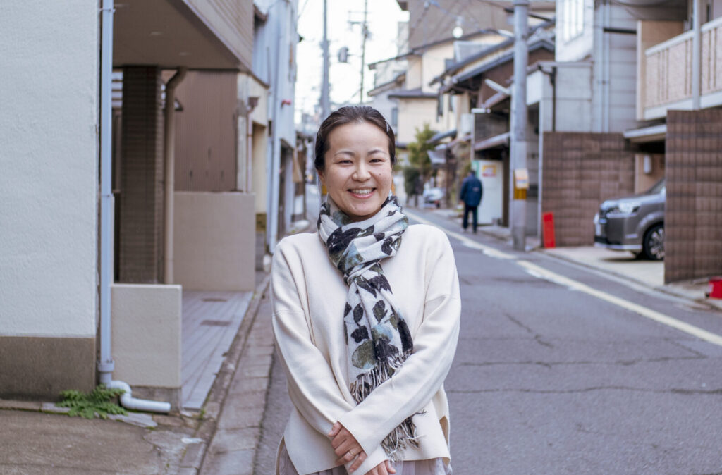 アーティストを支援する岡さん、みっけ。